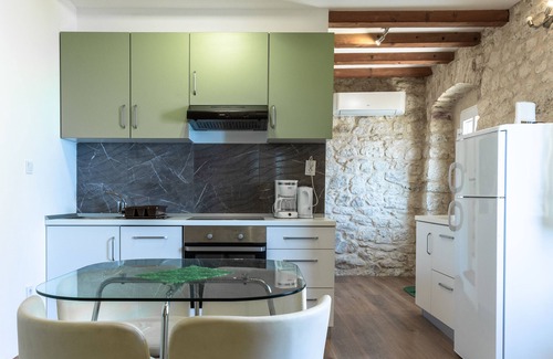 Lokva Rogoznica House | Stone house Dario with Finnish sauna and an outdoor hot tub