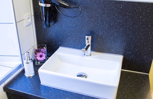 Treppendorf Apartment | Stone room - Small, modern single room near Thomann music store