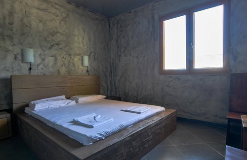 Zeljeznica Apartment | Stone Studio Flat 10 min to Beach in Bar
