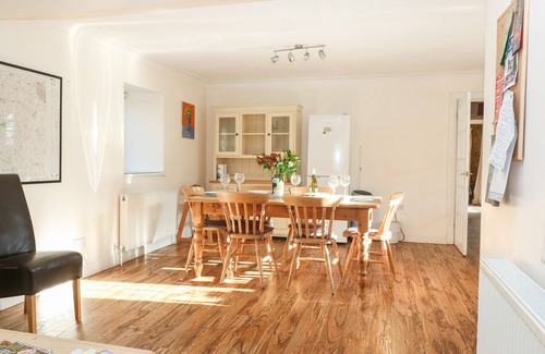 Hook Norton House | STONE WHEEL COTTAGE, pet friendly, with pool in Hook Norton