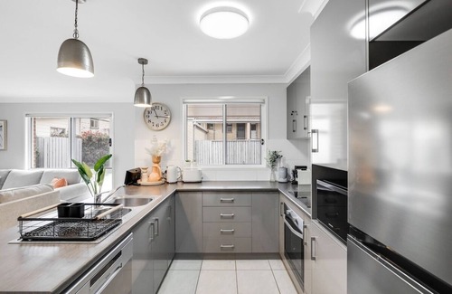 Rangeville Apartment | Stones throw to Grammar, Queens Park & CDB!