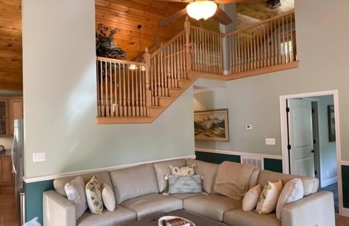 Goodview House | Stoney Creek: Luxury home with Wifi, 2 kayaks, firepit, screened in porch, large dock