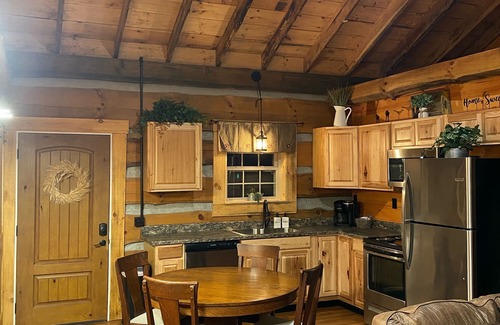 Madison Cabin | Stoney Creek - Sit back and unwind