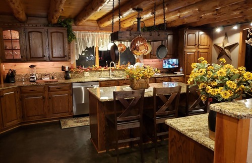 Kintnersville Cabin | Stoney Ridge Lodge, 10K sq. ft. Beautiful Log Relaxing Luxury. Vacation/Wedding