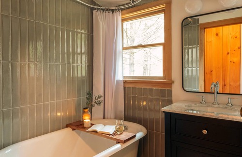 Lanesville House | Stony Clove by Summer - Artisan Cottage with Hot Tub