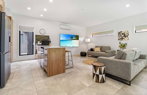 Reservoir House | Storey Time I 2BR Townhouse for Melbourne Travel