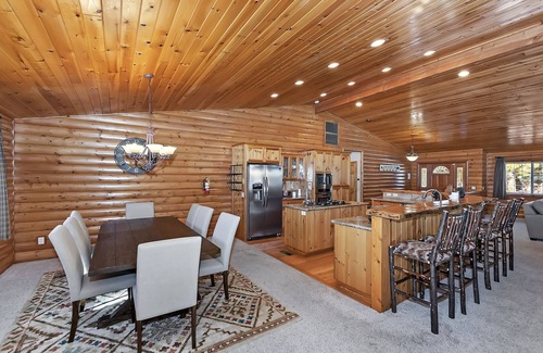 Eagle Mountain Estates Cabin | Stork and Bear Cabin by Destination Big Bear : Luxury Log Home in Eagle Mountain Estates! Pool Table!