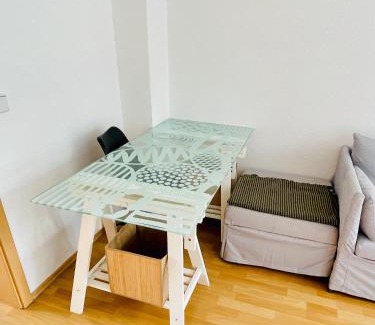 Stotteritz Apartment | Stötteritz Holiday Apartment - 3 Rooms - 6 People - 5 beds - Balcony - Great public transport 11 minutes to the city
