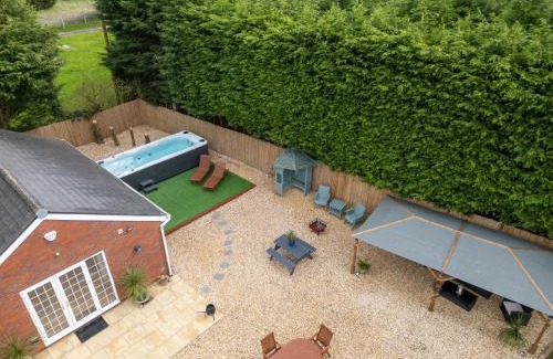 Wixford House | Stratford-upon-Avon 4BR Family Mansion on 1 acre with Pool, Gym & BBQ!