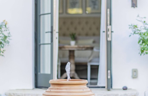 Woodside Apartment | Strikingly elegant, exquisite & estately Villa!