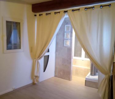 Sainte-Anastasie-sur-Issole Apartment | Studio magnolia