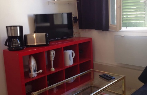 Avignon City Centre Apartment | STUDIO 100% equipped, intra muros Crillon, AIR CONDITIONING, Net+WIFI, cleaning included