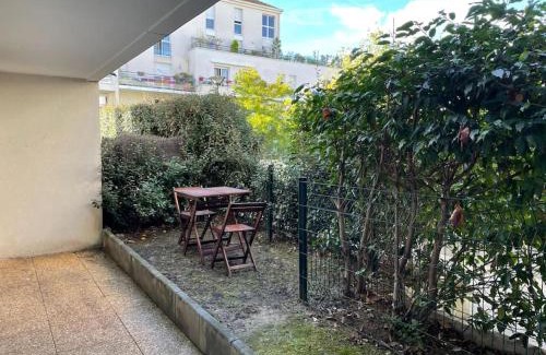 Saint-Quentin-en-Yvelines Apartment | Studio 28 m2 & jardin privatif 20 m2
