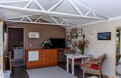 Balmain Cottage | Studio 44 B&B Balmain. A cottage in a garden.