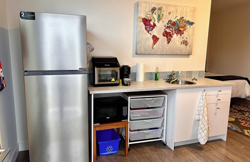 South Central Apartment | Studio 628 Beautiful South Pandosy and Hospital area
