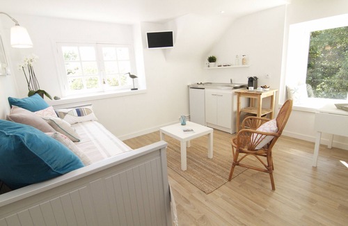 Clohars-Carnoet Apartment | Studio Apartment 'Villa Prat Bras - Vue Mer' with Sea View, Shared Garden and Wi-Fi