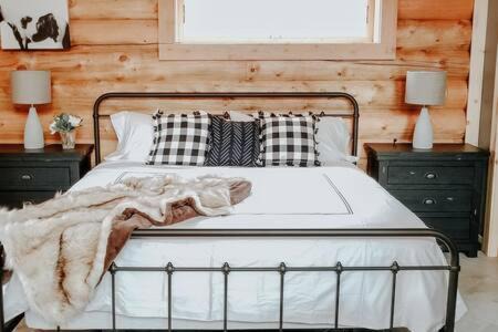 Dickerson Apartment | Studio apartment at Sugarloaf Log House