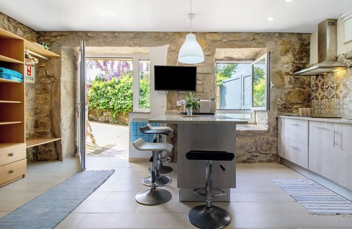 Moledo Apartment | Studio Apartment 'Estúdio Azul' with Mountain View, Shared Pool and Wi-Fi