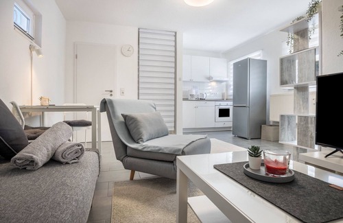 Bomlitz Apartment | Studio Apartment 'Ferienwohnung Heide 2' with Private Terrace and Wi-Fi
