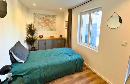 Amblainville Apartment | Studio Apartment "Lumineux - Annexe Cosy" with Private Terrace & Wi-Fi