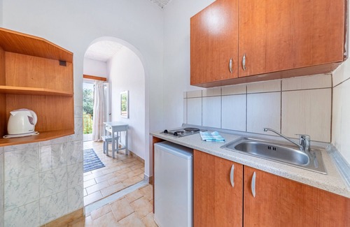 Notos Apartment | Studio Apartment 'Maltas 14' with Shared Terrace, Wi-Fi and Air Conditioning