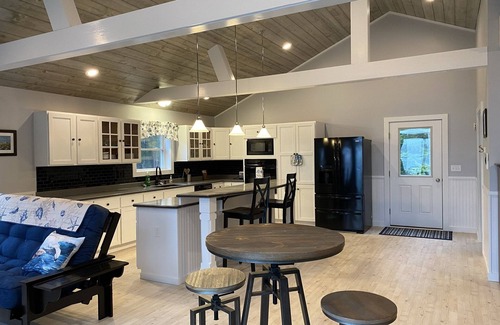 Franklin Apartment | Studio Apartment overlooking Molasses Pond