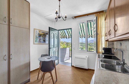 Kaminarata Apartment | Studio Apartment 'Paradiso Verde 102' with Mountain View, Wi-Fi and Air Conditioning