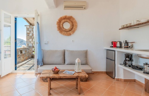 Kini Apartment | Studio Apartment 'Suite No 1' with Sea View, Wi-Fi and Air Conditioning