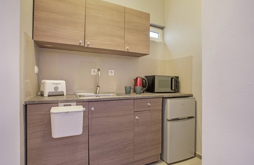 Alikanas Apartment | Studio Apartment "Villa Dionysia S1" close to the Beach with Shared Pool & Wi-Fi