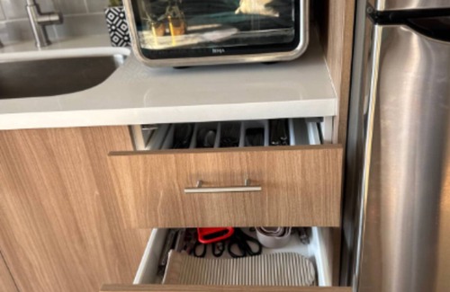 Wilshire Apartment | Studio Apt, Balcony, Free Parking, Fully Equipped