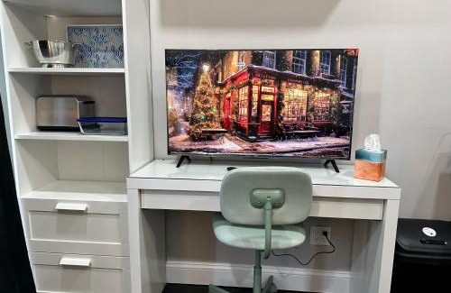 Wayne Apartment | Studio, Beautiful & Convenient Downtown Devon