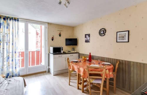 Esquieze-Sere Apartment | Studio cabin in Esquièze-Sère for 6 with balcony, mountain view and parking
