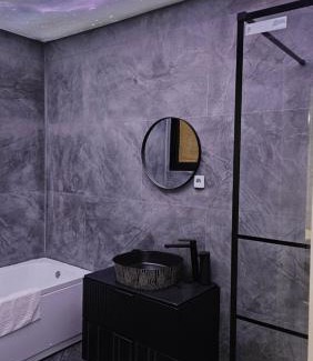 Craiova Apartment | Studio Chic, Rezerva acum! Central, cafea, ceai, apa, parcare publica gratuita, baie cu cabina si cada