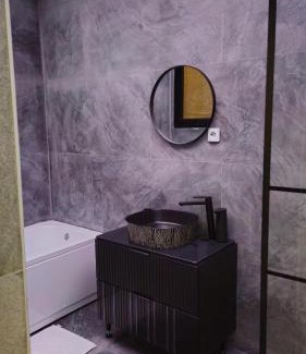 Craiova Apartment | Studio Chic, Rezerva acum! Central, cafea, ceai, apa, parcare publica gratuita, baie cu cabina si cada