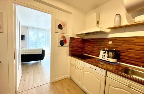 Berven Apartment | Studio-City-Wet room-Balcony