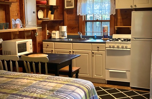 Bridgewater Cottage | Studio Cottage Getaway Blossoms Cottage #5
