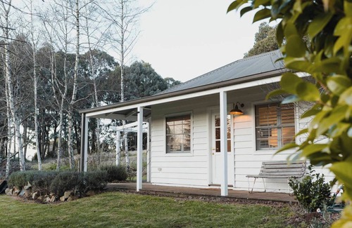 Stanley Apartment | Studio cottage on a Peony Farm in the Victorian Alps