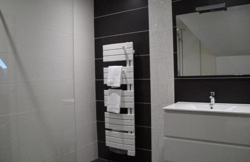 Halluin Apartment | Studio de charme à la ferme près de Lille, 50m² avec cuisine équipée et parking sécurisé - FR-1-510-173