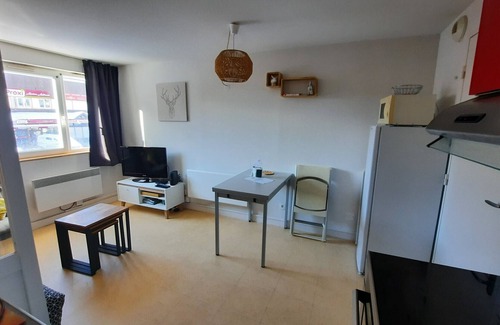 Besse-et-Saint-Anastaise Apartment | STUDIO COSY EN CENTRE STATION ET PIED DES PISTES