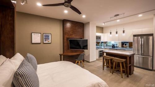Emiliano Zapata House | Studio in Central Location, Rooftop Pool, Hot Tub, Gym, Fire Pit