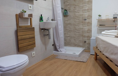 Olhao Apartment | Studio independent room, with air conditioning, wi-fi and patio access