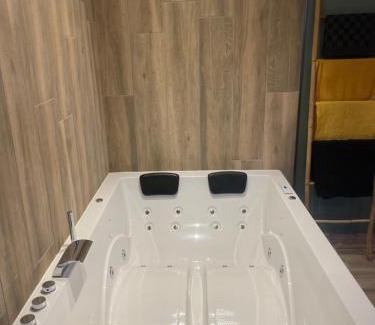 Sacquenville Apartment | Studio jacuzzi Love Room