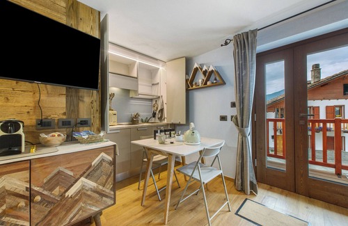Paquier Apartment | Studio 'La Chambre D'Emilie - Romantic Room' with Mountain View, Terrace and Wi-Fi