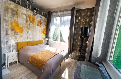 Olliergues Apartment | Studio Malou, cuisine, salle d'eau, terrasse amenagée