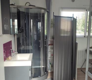 Chavagnes-en-Paillers Apartment | Studio meublé 1 pièce entièrement équipé sans cloisons séparatives
