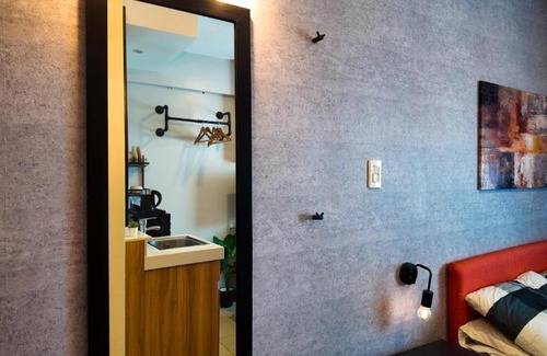 Highway Hills Apartment | Studio near SM Megamall 400MBPS Netflix Disney HBO