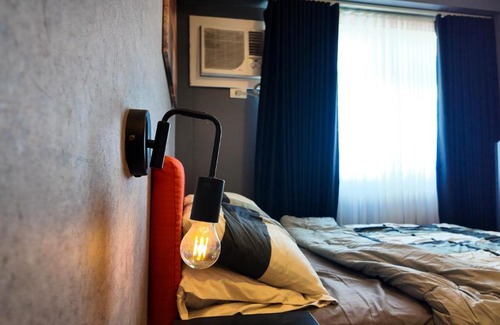 Highway Hills Apartment | Studio near SM Megamall 400MBPS Netflix Disney HBO