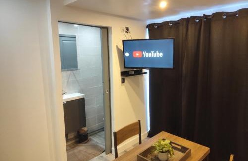 Herin Apartment | Studio Plain pied avec terrasse couverte 20m wifi et smart tv