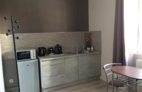 Thiviers Apartment | STUDIO proche gare avec kitchenette et wifi - porte rouge