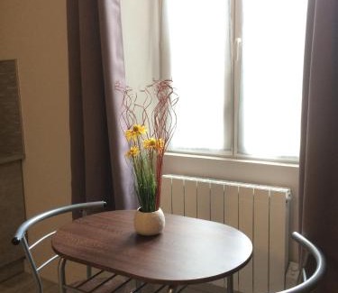 Thiviers Apartment | STUDIO proche gare avec kitchenette et wifi - porte rouge